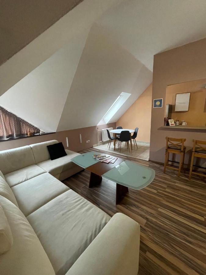 Palank Apartman Mosonmagyarovar Bagian luar foto